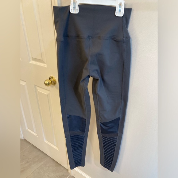 ALO Yoga dark gray Moto Leggings size medium - Picture 2 of 5